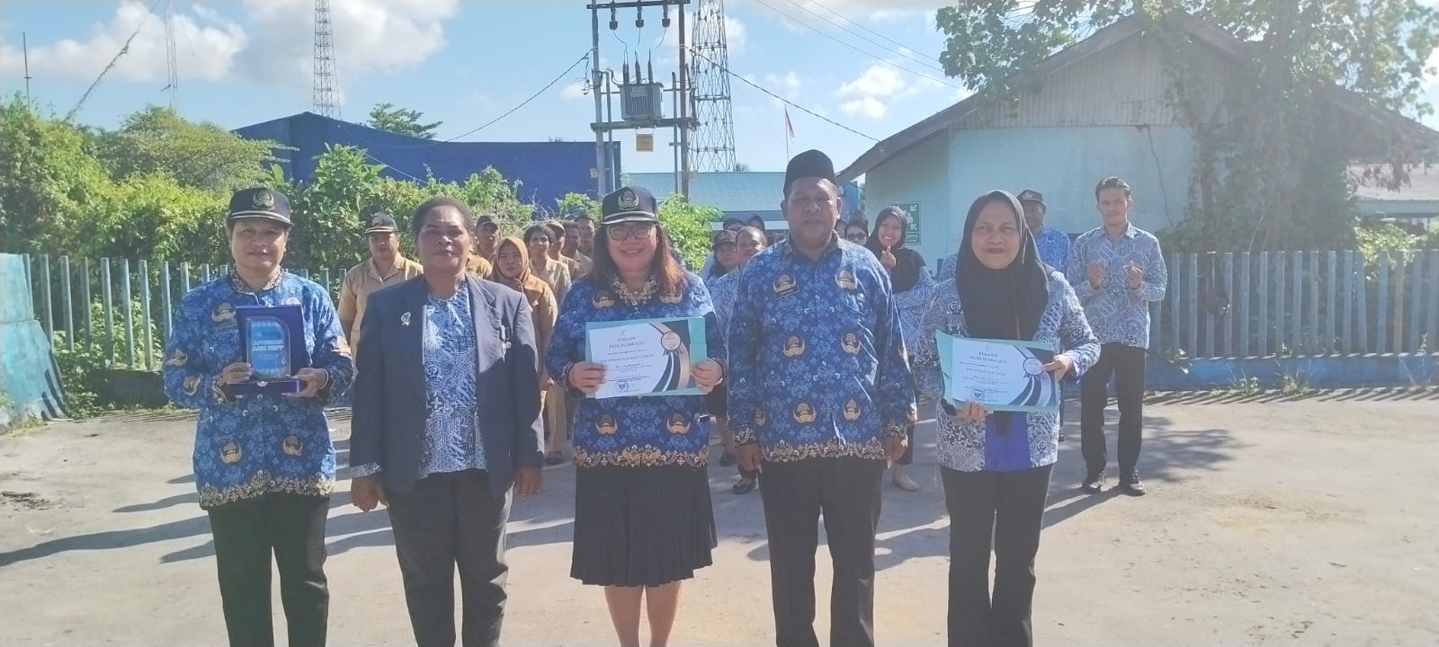Penyerahan penghargaan kepada ketua penyuluh KB di Kab Biak Numfor Pada Upacara HUT IPeKB